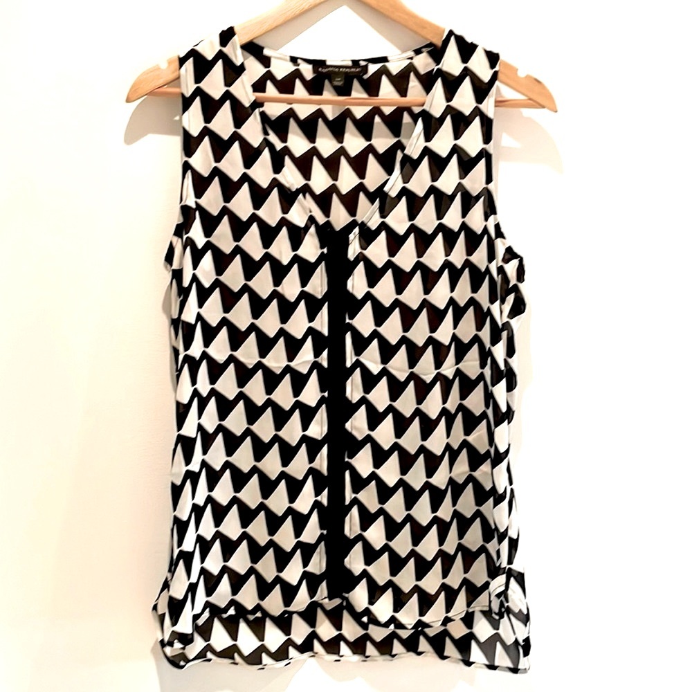Banana Republic Chevron Patterned Tank. Colour: Black/White